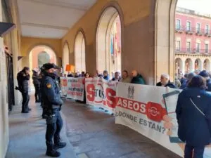 Concentraci&oacute;n ante el ayuntamiento de Xix&oacute;n